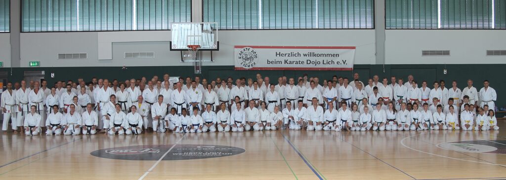 Gruppenbild aller Teilnehmer und Trainer des Kata-Marathon 2019 in Lich