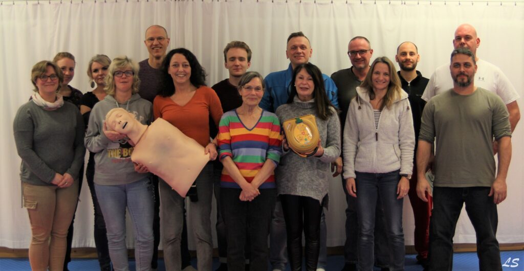 Gruppenbild der Teilnehmer des Erste-Hilfe Auffrischungskurs im Karate Dojo Lich